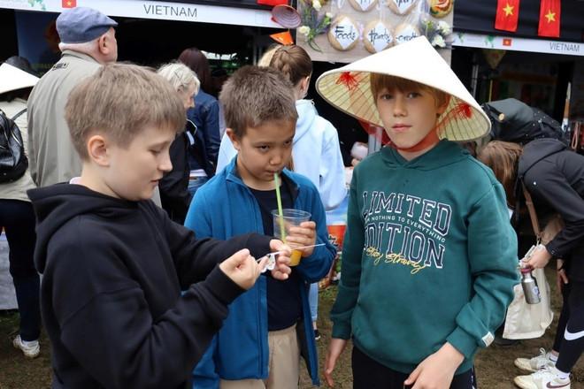 Các em nhỏ người Séc cùng bố mẹ tham gia thưởng thức tại gian hàng ẩm thực Việt Nam. (Ảnh Việt Dũng/Vietnam+) du-khach-2.jpg