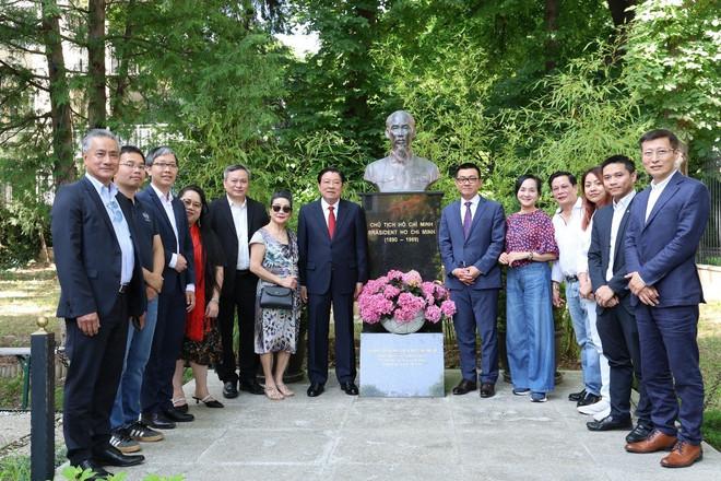 Ông Phan Đình Trạc, Ủy viên Bộ Chính trị, Bí thư Trung ương Đảng, Trưởng Ban Nội chính Trung ương chụp ảnh lưu niệm cùng đại diện kiều bào Việt Nam tại Áo trong khuôn viên Đại sứ quán Việt Nam. (Ảnh: Thu Hằng/TTXVN) viet-nam-ao-3-3580.jpg