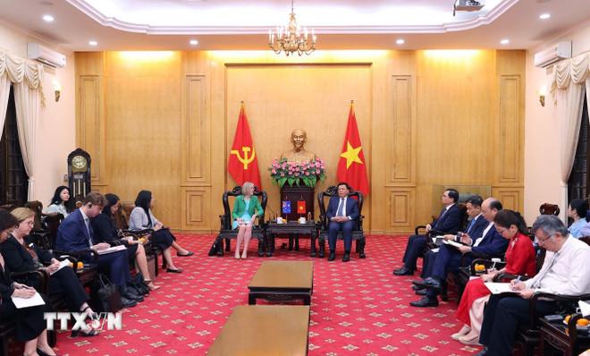 Giám đốc Học viện Chính trị quốc gia Hồ Chí Minh Nguyễn Xuân Thắng tiếp Đại sứ Australia tại Việt Nam Gillian Bird. (Ảnh: Văn Điệp/TTXVN) ttxvn-dong-chi-nguyen-xuan-thang-tiep-dai-su-australia-1006-2.jpg