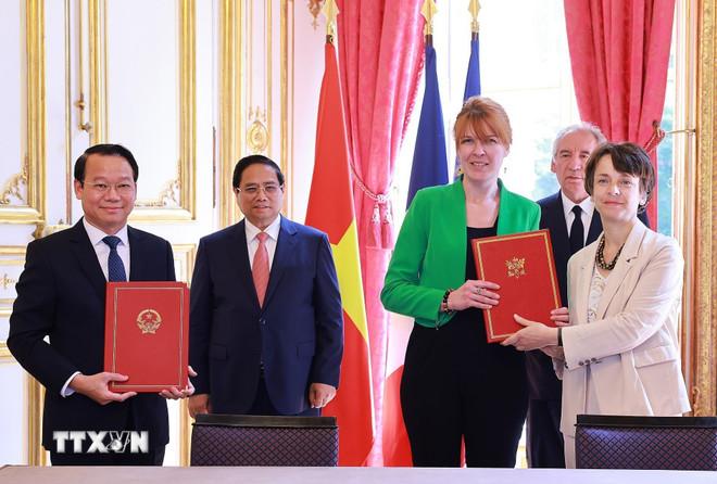Thủ tướng Phạm Minh Chính và Thủ tướng Pháp Francois Bayrou chứng kiến lễ ký Thoả thuận hợp tác ba bên giữa Cục Địa chất và Khoáng sản Việt Nam, Cục Nghiên cứu địa chất và khoáng sản Pháp (BRGM) và Cơ quan Phát triển Pháp (AFD) về quản lý bền vững tài nguyên khoáng sản và tăng cường kiến thức địa chất cho chuyển dịch năng lượng. (Ảnh: Dương Giang/TTXVN) ttxvn-thu-tuong-pham-minh-chinh-hoi-dam-voi-thu-tuong-phap-francois-bayrou-8084116-13.jpg