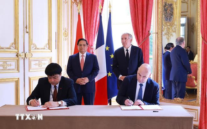 Thủ tướng Phạm Minh Chính và Thủ tướng Pháp Francois Bayrou chứng kiến lễ ký Biên bản ghi nhớ giữa Viện Hàn lâm Khoa học và Công nghệ Việt Nam với Ủy ban Năng lượng nguyên tử và Năng lượng thay thế Pháp. (Ảnh: Dương Giang/TTXVN) ttxvn-thu-tuong-pham-minh-chinh-hoi-dam-voi-thu-tuong-phap-francois-bayrou-8084116-10.jpg