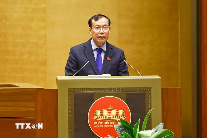 Chủ nhiệm Ủy ban Quốc phòng, An ninh và Đối ngoại của Quốc hội Lê Tấn Tới trình bày Báo cáo thẩm tra các dự án luật liên quan đến quốc phòng-an ninh. (Ảnh: Doãn Tấn/TTXVN) ttxvn-quoc-hoi-nghe-bao-cao-ve-viec-sap-xep-don-vi-hanh-chinh-va-mot-so-du-an-luat-quan-trong-1106-6.jpg