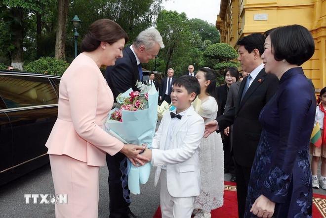 Thiếu nhi Thủ đô Hà Nội chào đón Tổng thống Cộng hòa Litva Gitanas Nauseda và Phu nhân sang thăm chính thức Việt Nam. (Ảnh: Lâm Khánh/TTXVN) ttxvn-1206-chu-tich-nuoc-viet-nam-litva-2.jpg