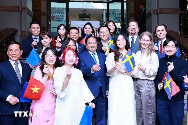 Thủ tướng Phạm Minh Chính với sinh viên, lưu học sinh Việt Nam tại Đại học Kinh tế Stockholm. (Ảnh: Dương Giang/TTXVN) ttxvn-thu-tuong-phat-bieu-ve-chinh-sach-tai-dai-hoc-kinh-te-stockholm-8088055-5.jpg