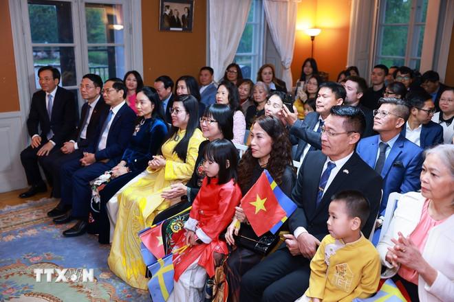 Đại diện các bộ, ngành và cộng đồng người Việt Nam tại Thụy Điển tham dự buổi gặp. (Ảnh: Dương Giang/TTXVN) ttxvn-thu-tuong-gap-go-cong-dong-nguoi-viet-nam-tai-thuy-dien-8086693.jpg