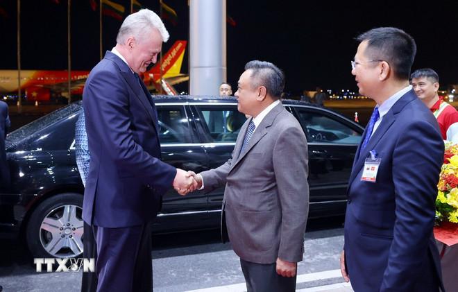 Chủ tịch Ủy ban Nhân dân Thành phố Hà Nội Trần Sỹ Thanh đón Tổng thống nước Cộng hòa Litva Gitanas Nauseda và Phu nhân tại Sân bay Quốc tế Nội Bài, tối 11/6/2025. (Ảnh: Phạm Kiên/TTXVN) ttxvn-tong-thong-litva-toi-ha-noi-2.jpg