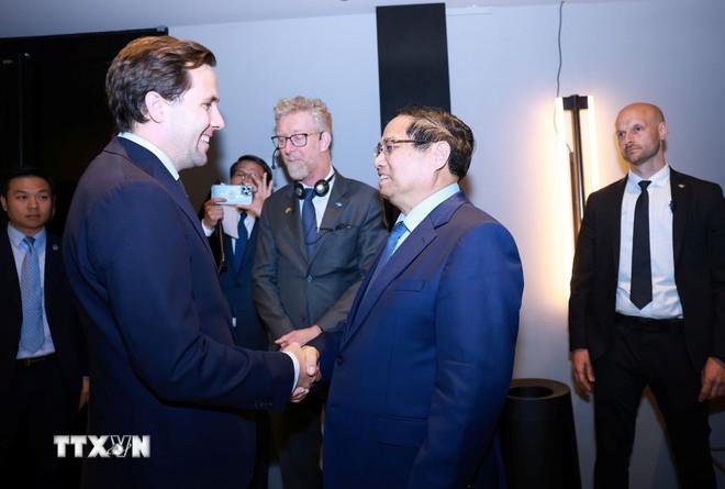 Bộ trưởng Hợp tác phát triển quốc tế và Ngoại thương Thụy Điển Benjamin Dousa đón Thủ tướng Phạm Minh Chính dự Diễn đàn kinh tế Việt Nam-Thụy Điển. (Ảnh: Dương Giang/TTXVN) ttxvn-thu-tuong-pham-minh-chinh-du-dien-dan-kinh-te-viet-nam-thuy-dien-1206-1.jpg