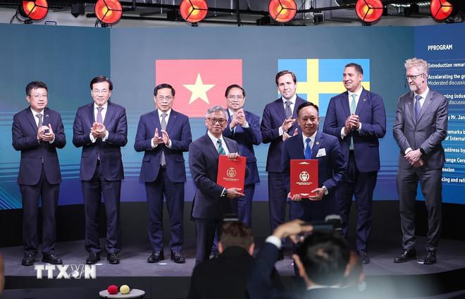 Thủ tướng Phạm Minh Chính chứng kiến trao thỏa thuận hợp tác giữa doanh nghiệp Việt Nam-Thụy Điển. (Ảnh: Dương Giang/TTXVN) ttxvn-thu-tuong-pham-minh-chinh-du-dien-dan-kinh-te-viet-nam-thuy-dien-1206-9.jpg