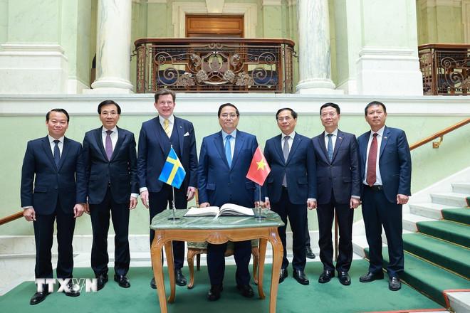 Thủ tướng Phạm Minh Chính và Chủ tịch Quốc hội Thụy Điển Andreas Norlén cùng thành viên đoàn Việt Nam tham dự hội kiến. (Ảnh: Dương Giang/TTXVN) ttxvn-thu-tuong-pham-minh-chinh-hoi-kien-chu-tich-quoc-hoi-thuy-dien-andreas-norlen9.jpg