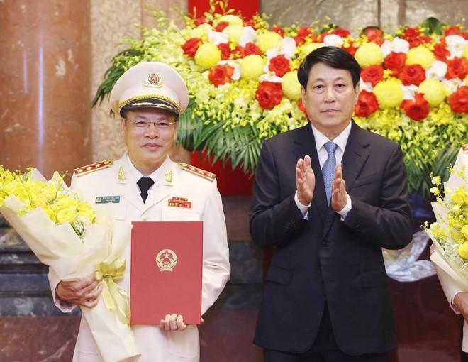 Chủ tịch nước Lương Cường trao Quyết định thăng cấp bậc hàm Thượng tướng đối với Thứ trưởng Bộ Công an Nguyễn Văn Long. (Ảnh: Lâm Khánh/TTXVN) chu-tich-nuoc-trao-quyet-dinh-thang-cap-bac-ham-thuong-tuong-voi-ba-thu-truong-bo-cong-an-14-2.jpg