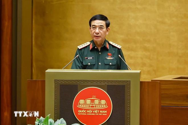 Bộ trưởng Bộ Quốc phòng Phan Văn Giang trình bày Tờ trình dự án các luật liên quan đến quốc phòng-an ninh. (Ảnh: Doãn Tấn/TTXVN) ttxvn-1406-phan-van-giang-2.jpg