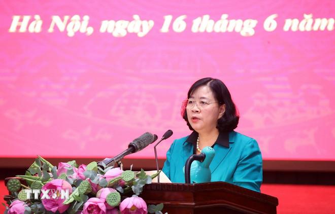 Bí thư Thành ủy Hà Nội Bùi Thị Minh Hoài báo cáo tại buổi làm việc. (Ảnh: Văn Điệp/TTXVN) ttxvn-bui-minh-hoai.jpg