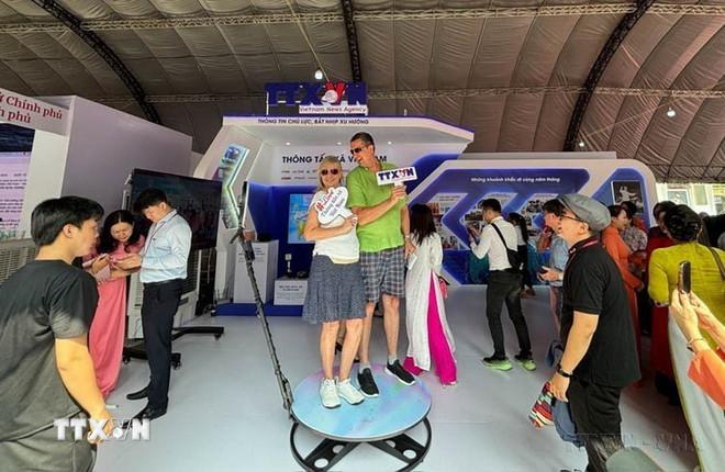 Bắt nhịp xu hướng phát triển của báo chí truyền thông số, TTXVN giới thiệu ứng dụng công nghệ "check in 360 Photo Booth" độc đáo, khách tham quan có thể sử dụng đoạn video đưa lên các nền tảng mạng xã hội, đánh dấu một trải nghiệm thú vị tại Hội Báo toàn quốc 2024. (Ảnh: TTXVN) ttxvn-bao-chi-cach-mang-4.jpg