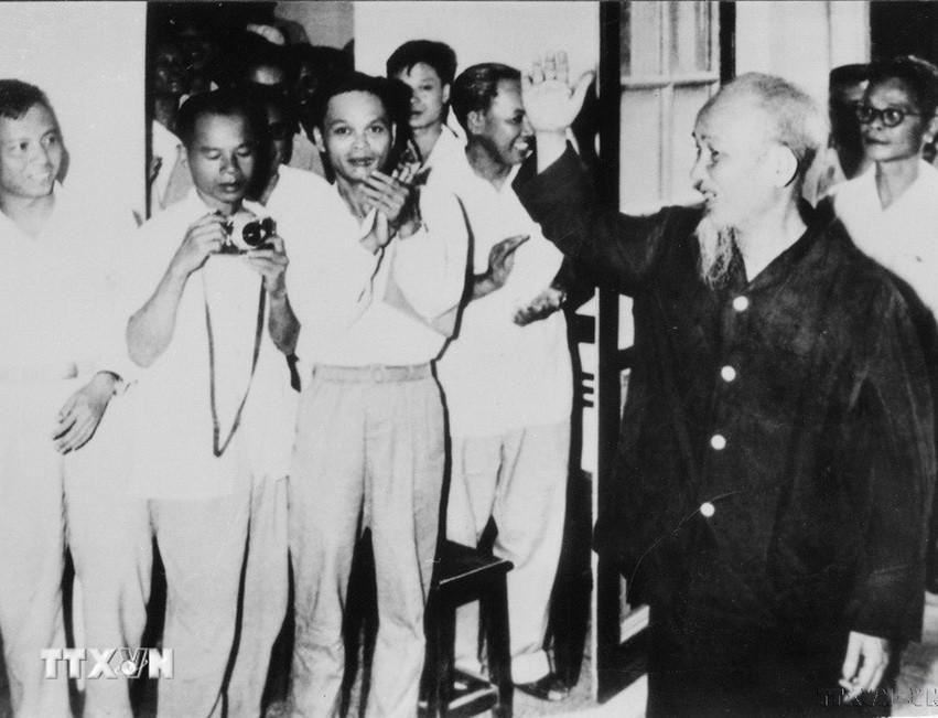 1706-chu-tich-ho-chi-minh-bao-chi-2.jpg