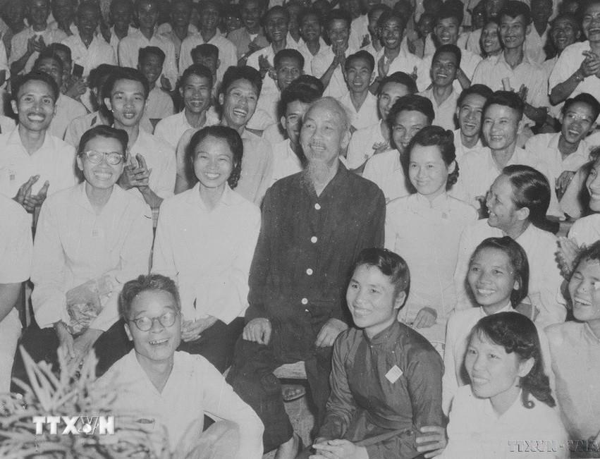 1706-chu-tich-ho-chi-minh-bao-chi.jpg