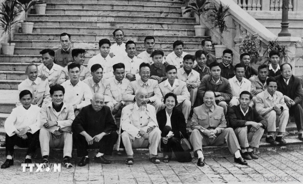 Chủ tịch Hồ Chí Minh, Phó Chủ tịch Tôn Đức Thắng và đồng chí Trường Chinh chụp ảnh lưu niệm với nhóm phóng viên thông tấn, báo chí phục vụ Đại hội lần thứ III của Đảng (năm 1960). Người ngồi giữa Bác Hồ và đồng chí Trường Chinh là nhà báo Huỳnh Thị Hường (phóng viên Việt Nam Thông tấn xã) và người đeo kính ngồi sau Bác Hồ là nhà báo Lê Bá Thuyên (Phó Giám đốc VNTTX). (Ảnh: TTXVN) ttxvn-chu-tich-ho-chi-minh-bao-chi-cach-mang-viet-nam-19.jpg