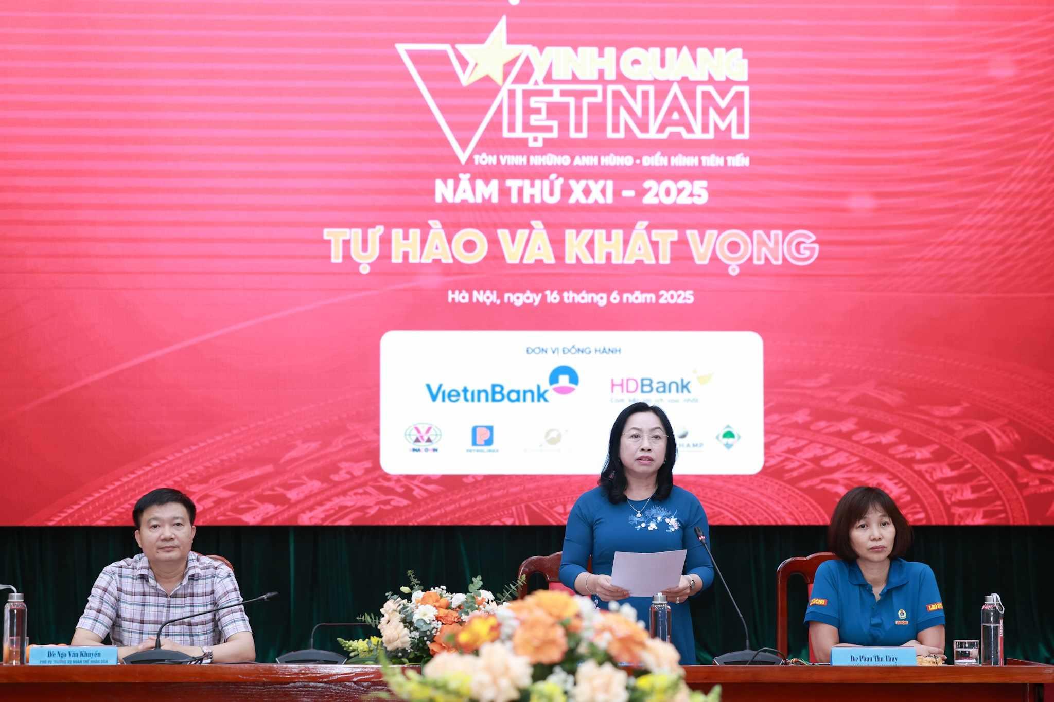 Bà Thái Thu Xương - Phó Chủ tịch Thường trực Tổng Liên đoàn Lao động Việt Nam (LĐLĐVN) chủ trì buổi họp báo. Ảnh: Hải Nguyễn
