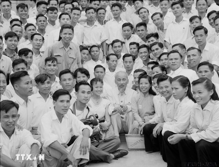 1706-chu-tich-ho-chi-minh-bao-chi-3.jpg