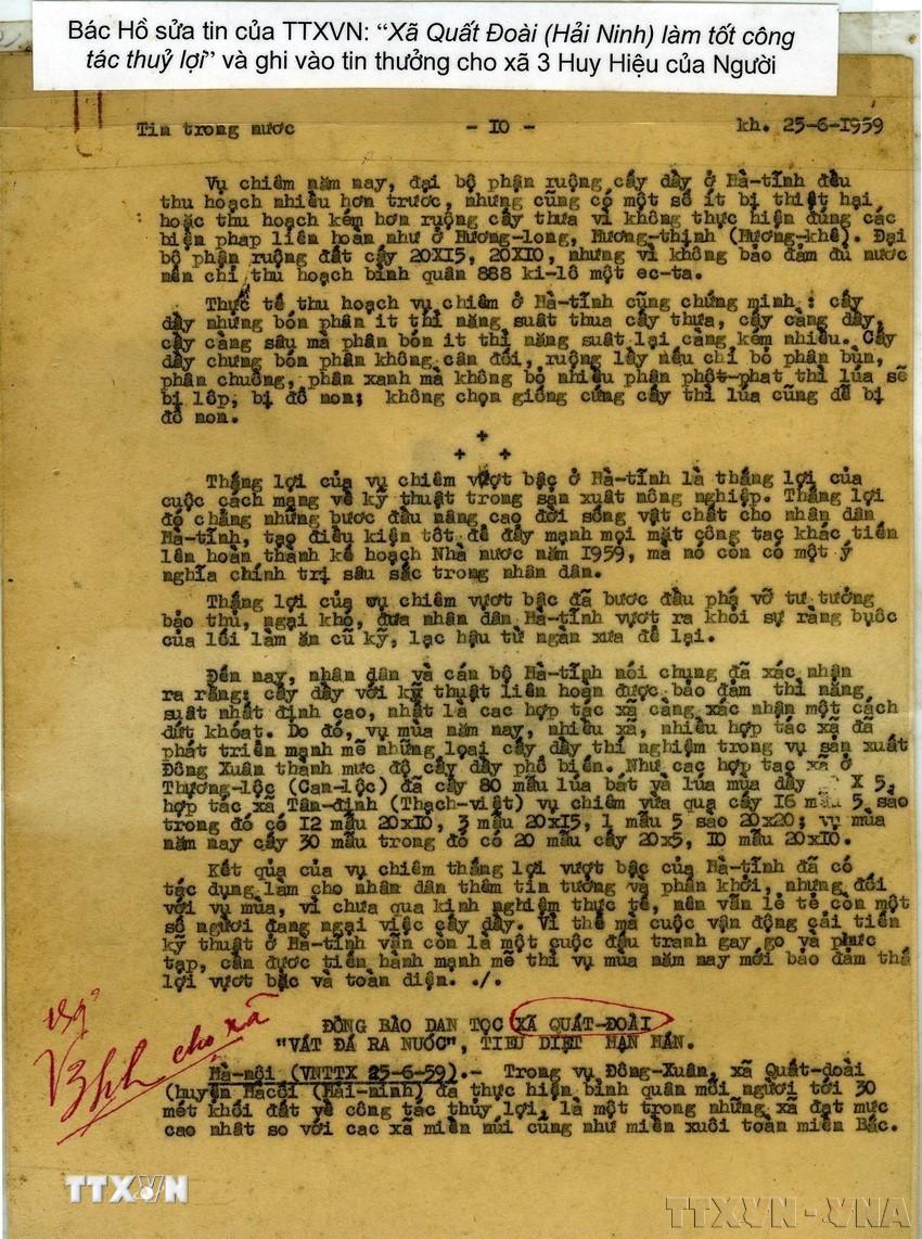 Báo chí là kênh thông tin vô cùng quan trọng của Chủ tịch Hồ Chí Minh, trong đó Bác luôn dành tình cảm, sự quan tâm đặc biệt cho Việt Nam Thông tấn xã (nay là Thông tấn xã Việt Nam). Dù bận trăm công nghìn việc, hằng ngày, Bác vẫn dành thời gian nghe đài, đọc bản tin của VNTTX. Bác đã nhiều lần tự tay sửa từng câu, từng từ, duyệt tin bài, căn dặn về nghề với phóng viên VNTTX. Trong ảnh: Bút tích Bác Hồ sửa tin của TTXVN. (Ảnh: TTXVN) ttxvn-chu-tich-ho-chi-minh-bao-chi-cach-mang-viet-nam-18.jpg