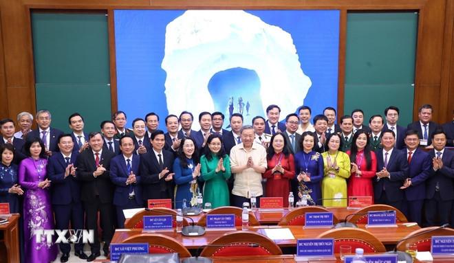 Tổng Bí thư Tô Lâm với các học viên Lớp Bồi dưỡng, cập nhật kiến thức, kỹ năng đối với cán bộ quy hoạch Ủy viên Ban Chấp hành Trung ương Đảng khóa XIV (Lớp thứ tư). (Ảnh: Văn Điệp/TTXVN) ttxvn-tong-bi-thu-to-lam-trao-doi-voi-lop-boi-duong-can-bo-quy-hoach-uy-vien-trung-uong-dang-khoa-xiv-1706-5.jpg