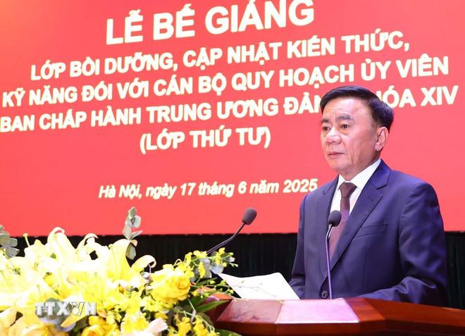 Thường trực Ban Bí thư Trần Cẩm Tú phát biểu chỉ đạo. (Ảnh: Văn Điệp/TTXVN) ttxvn-be-giang-lop-boi-duong-can-bo-quy-hoach-uy-vien-trung-uong-dang-khoa-xiv-lop-thu-tu-1706-2.jpg