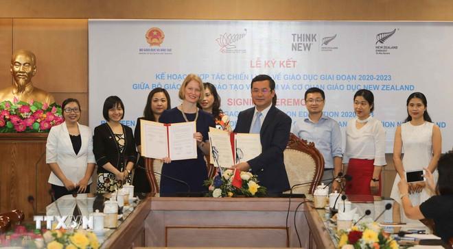 Thứ trưởng Bộ Giáo dục và Đào tạo Nguyễn Văn Phúc cùng bà Wendy Matthews, Đại sứ Đặc mệnh toàn quyền New Zealand tại Việt Nam ký kết hợp tác chiến lược về giáo dục (năm 2020). (Ảnh: Thanh Tùng/TTXVN) ttxvn-bo-giao-duc-va-dao-tao-ky-ket-hop-tac-chien-luoc-ve-giao-duc-voi-co-quan-giao-duc-new-zealand.jpg