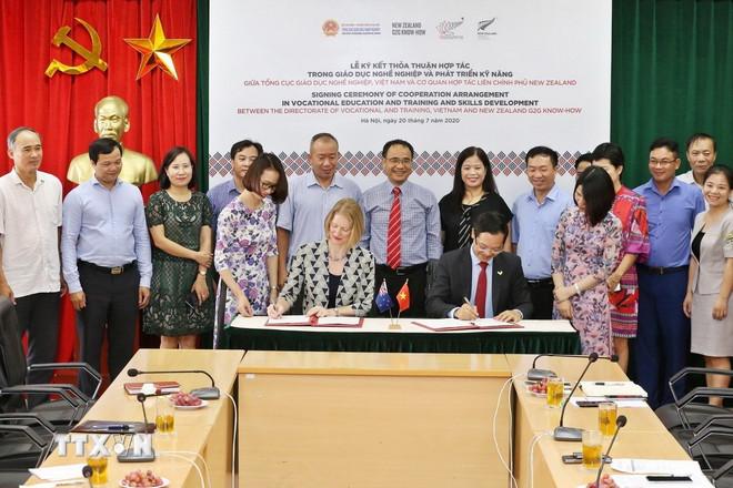 Đại diện Tổng cục Giáo dục Nghề nghiệp và Đại sứ New Zealand tại Việt Nam, bà Wendy Matthewa, ký kết thỏa thuận hợp tác trong lĩnh vực giáo dục nghề nghiệp và phát triển kỹ năng. (Ảnh: Anh Tuấn/TTXVN) ttxvn-viet-nam-new-zealand-tang-cuong-hop-tac-trong-linh-vuc-giao-duc-nghe-nghiep.jpg