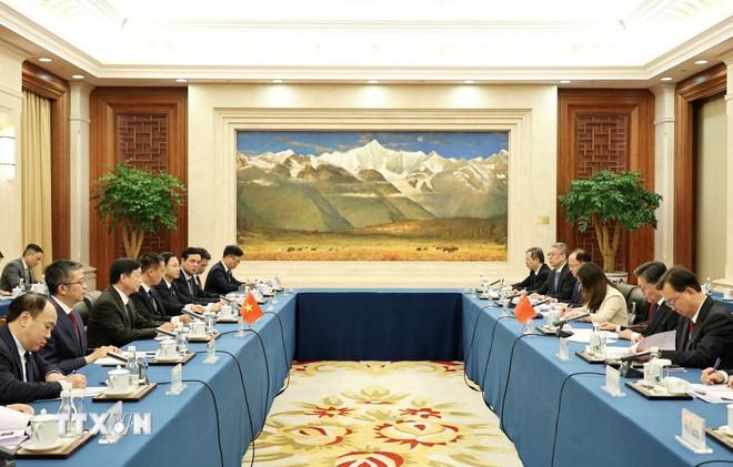Phó Thủ tướng Trần Hồng Hà hội kiến Phó Ủy viên trưởng Nhân đại toàn quốc Trung Quốc Vương Đông Minh. (Ảnh: Công Tuyên/TTXVN) ttxvn-tran-hong-ha-hoi-kien-pho-uy-vien-truong-nhan-dai-toan-quoc-trung-quoc-8099620.jpg