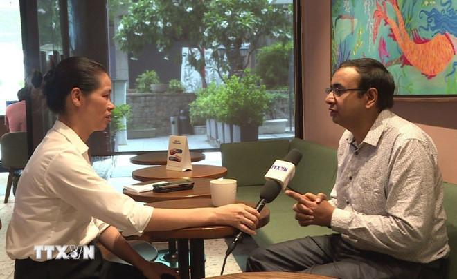 Nhà báo Rudroneel Ghosh trả lời phỏng vấn của phóng viên TTXVN thường trú tại New Delhi. (Ảnh: TTXVN phát) ttxvn-bao-chi-cach-mang-viet-nam-bao-chi-phai-phuc-vu-loi-ich-cua-nhan-dan-8100619.jpg