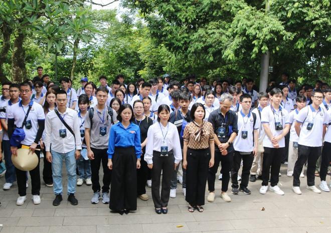 Đoàn thanh niên kiều bào dâng hương tưởng niệm các Vua Hùng tại Khu Di tích lịch sử Quốc gia đặc biệt Đền Hùng, thành phố Việt Trì, tỉnh Phú Thọ. (Ảnh: TTXVN phát) kieu-bao-2.jpg