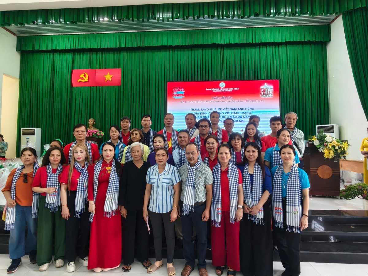 Ông Nguyễn Trung Kiên (thứ 4 từ phải, hàng đầu) và đoàn kiều bào thăm, tặng quà Bà mẹ Việt Nam Anh hùng, gia đình có công với cách mạng, nạn nhân chất độc da cam huyện Củ Chi, ngày 28.4.2025. Ảnh: UBNNVNVNONN