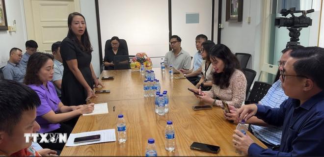 Bà Tạ Thùy Liên, Trưởng Ban Liên lạc Cộng đồng người Việt Nam ở Singapore phát biểu tại cuộc trao đổi. (Ảnh: Ngọc Khương/TTXVN) ttxvn-ky-niem-100-nam-bao-chi-cach-mang-tai-singapore-3.jpg