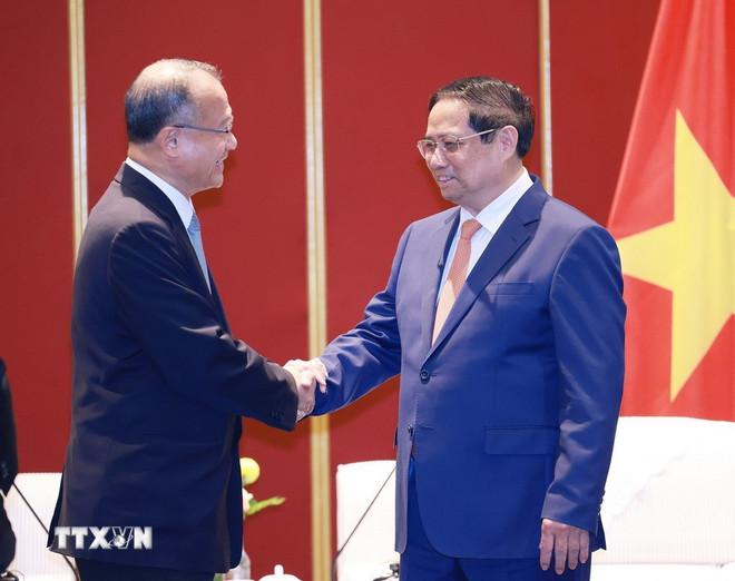 Thủ tướng Phạm Minh Chính tiếp ông Jonathan Choi, Chủ tịch Tập đoàn Sunwah. (Ảnh: Dương Giang/TTXVN) ttxvn-2406-thu-tuong-tap-doan-trung-quoc-3.jpg