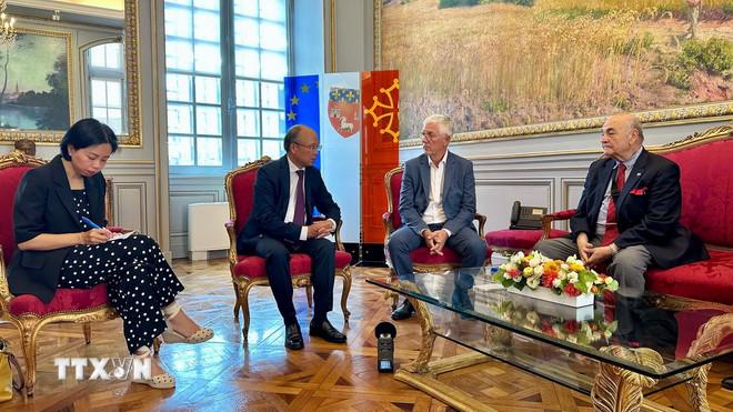 Phó Thị trưởng thành phố Toulouse Jean-Claude Dardelet tiếp Đại sứ Đinh Toàn Thắng tại Tòa thị chính. (Ảnh: Thu Hà/TTXVN) ttxvn-2506-viet-nam-phap-3.jpg