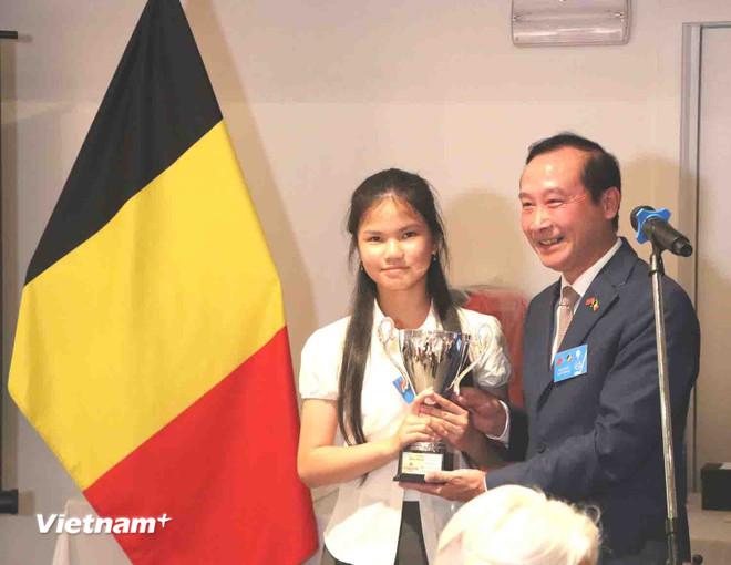 Đại sứ Việt Nam tại Bỉ và EU Nguyễn Văn Thảo trao giải quán quân nữ cho cháu Nguyễn Ngọc Kim Ngân, 13 tuổi, golf thủ trẻ tuổi nhất giải. (Ảnh : Hương Giang/Vietnam+) vnp-golf-bi-1.jpg