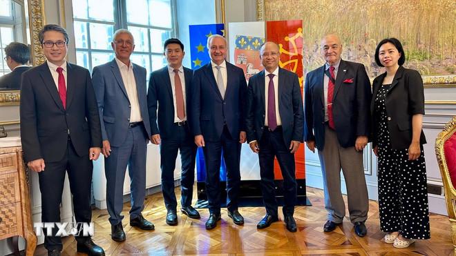 Đại sứ Đinh Toàn Thắng và đoàn công tác chụp ảnh lưu niệm với lãnh đạo thành phố Toulouse. (Ảnh: Thu Hà/TTXVN) ttxvn-2506-viet-nam-phap-2.jpg