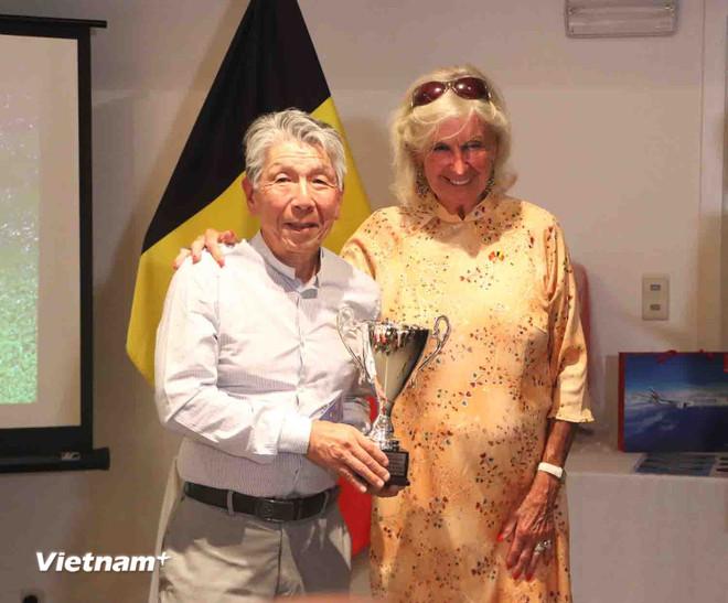 Bà Chris Geyskens, Chủ tịch Chi nhánh Bỉ của Hội quốc tế nạn nhân chất độc da cam Việt Nam - Hội An, trao giải thưởng cho golf thủ xuất sắc. (Ảnh: Hương Giang/Vietnam+) vnp-golf-bi-2.jpg