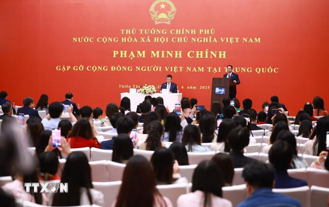 Thủ tướng Phạm Minh Chính phát biểu tại buổi gặp gỡ cộng đồng, lưu học sinh Việt Nam tại khu vực Bắc Kinh, Thiên Tân, Hà Bắc (Trung Quốc). (Ảnh: Dương Giang/TTXVN) ttxvn-thu-tuong-pham-minh-chinh-gap-cong-dong-nguoi-viet-nam-tai-trung-quoc-2506-10.jpg