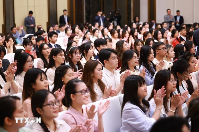Du học sinh Việt Nam tại khu vực Bắc Kinh, Thiên Tân, Hà Bắc (Trung Quốc) tham dự buổi gặp. (Ảnh: Dương Giang/TTXVN) ttxvn-thu-tuong-pham-minh-chinh-gap-cong-dong-nguoi-viet-nam-tai-trung-quoc-2506-6.jpg