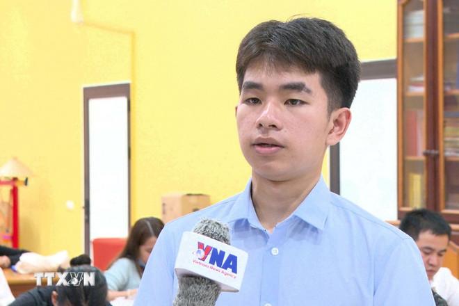 Em Souliya Phanthulaatsa, học viên gốc Việt trả lời phỏng vấn của phóng viên TTXVN. (Ảnh: Đỗ Bá Thành/ TTXVN) ttxvn-2606-kieu-bao-lao.jpg