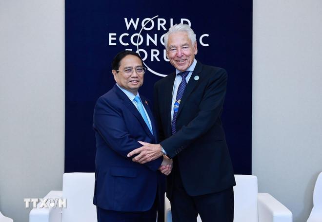 Thủ tướng Phạm Minh Chính gặp Chủ tịch lâm thời WEF Peter Brabeck-Letmathe. (Ảnh: Dương Giang/TTXVN) ttxvn-thu-tuong-pham-minh-chinh-gap-chu-tich-lam-thoi-wef-peter-brabeck-letmathe-2706.jpg