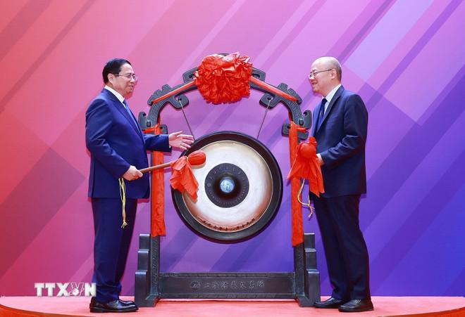 Thủ tướng Phạm Minh Chính thực hiện nghi thức đánh cồng tại Sàn giao dịch chứng khoán Thượng Hải. (Ảnh: Dương Giang/TTXVN) ttxvn-thu-tuong-chung-khoan-thuong-hai-3.jpg