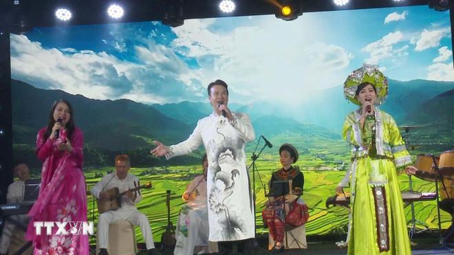 ttxvn-tinh-hoa-van-hoa-viet-nam-toa-sang-tai-cong-hoa-sec-2706-2.jpg