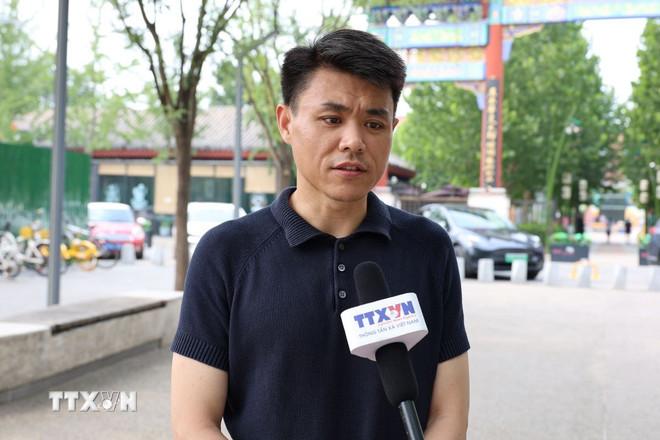 Ông Ngụy Vi, Trưởng ban Việt ngữ-Đài Phát thanh và Truyền hình Trung ương Trung Quốc trả lời phỏng vấn phóng viên TTXVN. (Ảnh: Quang Hưng/TTXVN) ttxvn-dien-dan-davos-mua-he-2706.jpg
