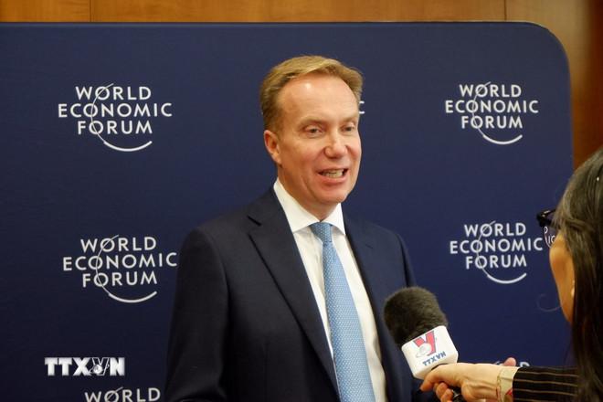 Chủ tịch WEF Borge Brende trả lời phóng viên TTXVN tại trụ sở WEF. (Ảnh: TTXVN) ttxvn-chu-tich-wef-borge-brende.jpg