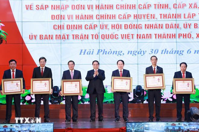 Thủ tướng Phạm Minh Chính trao Huân chương Lao động hạng Nhì, hạng Ba của Chủ tịch nước cho các cá nhân có thành tích xuất sắc trong công tác lãnh đạo, chỉ đạo góp phần xây dựng và bảo vệ Tổ quốc. (Ảnh: Dương Giang/TTXVN) ttxvn-thu-tuong-sap-nhap-hai-phong-10.jpg
