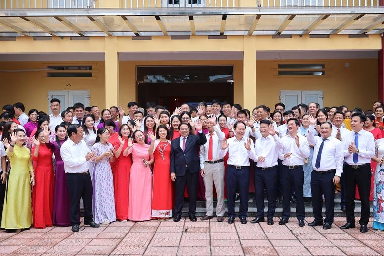 Thủ tướng: Tuyệt đối không để người dân "sợ hay ngại" khi đến cơ quan công quyền- Ảnh 7. Thủ tướng: Tuyệt đối không để người dân "sợ hay ngại" khi đến cơ quan công quyền- Ảnh 7.