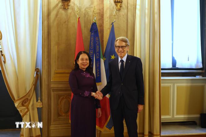 Phó Chủ tịch nước Võ Thị Ánh Xuân và Thượng Nghị sỹ Giulio Terzi. (Ảnh: Trường Dụy/TTXVN) ttxvn-vo-thi-anh-xuan-1.jpg