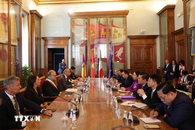 Cuộc gặp của Phó Chủ tịch nước Võ Thị Ánh Xuân với Thị trưởng thành phố Rome, ông Roberto Gualtieri. (Ảnh: Thanh Hải/TTXVN) ttxvn-vo-thi-anh-xuan-roberto-gualtier.jpg