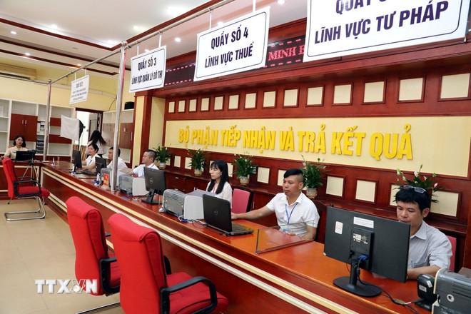 Cán bộ làm việc tại Trung tâm phục vụ hành chính công phường Đông Kinh, tỉnh Lạng Sơn. (Ảnh: Văn Đạt/TTXVN) ttxvn-lang-son-chinh-quyen-hai-cap-niem-tin-va-ky-vong-8122980.jpg